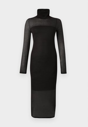 Rochie midi neagră transparentă cu mâneci lungi, guler înalt și panouri opace pe trunchi, pe un fundal alb simplu.