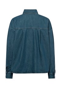 Camisa de denim en azul oscuro, con un cuello clásico, mangas largas con puños abotonados, y un corte relajado con un detalle de yugo en la parte posterior.