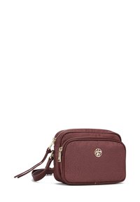 Borsa a tracolla color mogano realizzata in materiale sintetico texturizzato. Due scomparti con zip, accessori in oro e un accento con il logo sulla parte frontale.