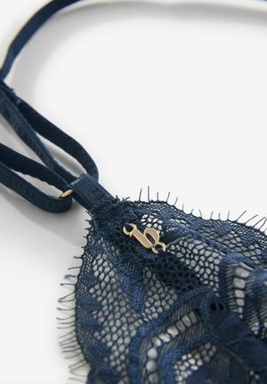 Sutien bleumarin din dantelă, cu modele florale delicate, bretele reglabile și închizătoare cu accesorii aurii. Dantelă texturată cu margini ondulate.
