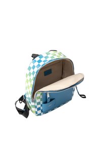 Mochila multicolorida con un patrón de cuadros en azul y verde; apertura con cremallera y un interior beige con un bolsillo de acento azul.