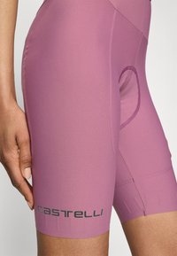 Fialové cyklistické šortky vyrobené z elastického materiálu, s priliehavým strihom, šitými detailami a kruhovým výrezom, s logom "Castelli".