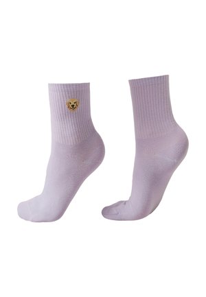 Calcetines tobilleros lavanda con puños acanalados, un calcetín presenta un pequeño bordado de la cara de un perro golden retriever cerca de la parte superior.