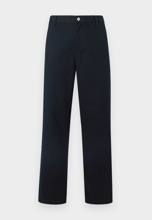 Ciemnoniebieskie proste spodnie z paskiem, z zapięciem na guziki z przodu i bocznymi kieszeniami na białym tle.