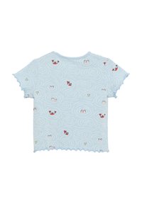 Helles blaues T-Shirt mit kurzen Ärmeln, das ein Wellenmuster mit Cartoon-Krebsen, Herzen und Akzenten entlang des gewellten Saums und der Ärmelenden zeigt.