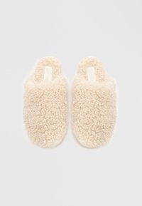 Beige fluffy hjemmesko med en tekstureret, krøllet overflade og åben bagside. Blødt stof på overdelen og polstret indersål for komfort.