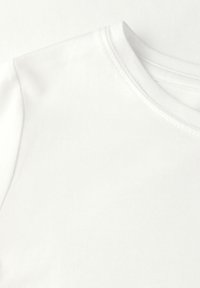 Weißes Baumwoll-T-Shirt mit rundem Halsausschnitt und kurzen Ärmeln. Der Stoff hat eine glatte, gerippte Textur mit doppelt genähten Nähten.