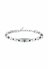 Bracciale in metallo argentato con segmenti piatti e arrotondati collegati, una targhetta rettangolare centrale con un logo nero e una chiusura sicura.