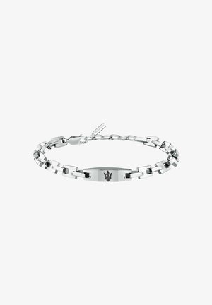 Silbernes Metallarmband mit verbundenen flachen und runden Segmenten, einer zentralen rechteckigen Plakette mit schwarzem Logo und einem sicheren Verschluss.