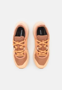 Salomon ULTRA FLOW - Løpesko for mark - cork/peach fuzz/papaya