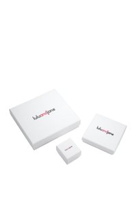 Trois boîtes blanches de tailles variées, avec le texte noir et rose "luluandjane". Texture lisse, forme carrée, avec un design élégant.