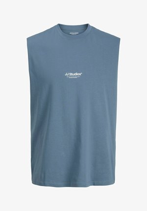 Varrukateta sinine ümar kaelusega särk, millel on valge "JJ Studios" tekstilogo rinnal keskel, valmistatud Jack & Jones Essentials poolt.