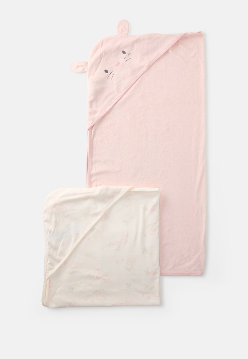 Ensemble de serviettes pour bébé à capuche, en rose tendre et crème, mettant en avant un design de visage de lapin. La serviette possède des oreilles texturées ; la deuxième serviette présente des motifs floraux pastel.