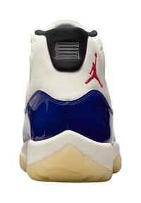 Baskets en cuir blanc avec un talon en cuir verni bleu brillant, accent noir près du haut et logo Jumpman rouge. Semelle extérieure translucide.