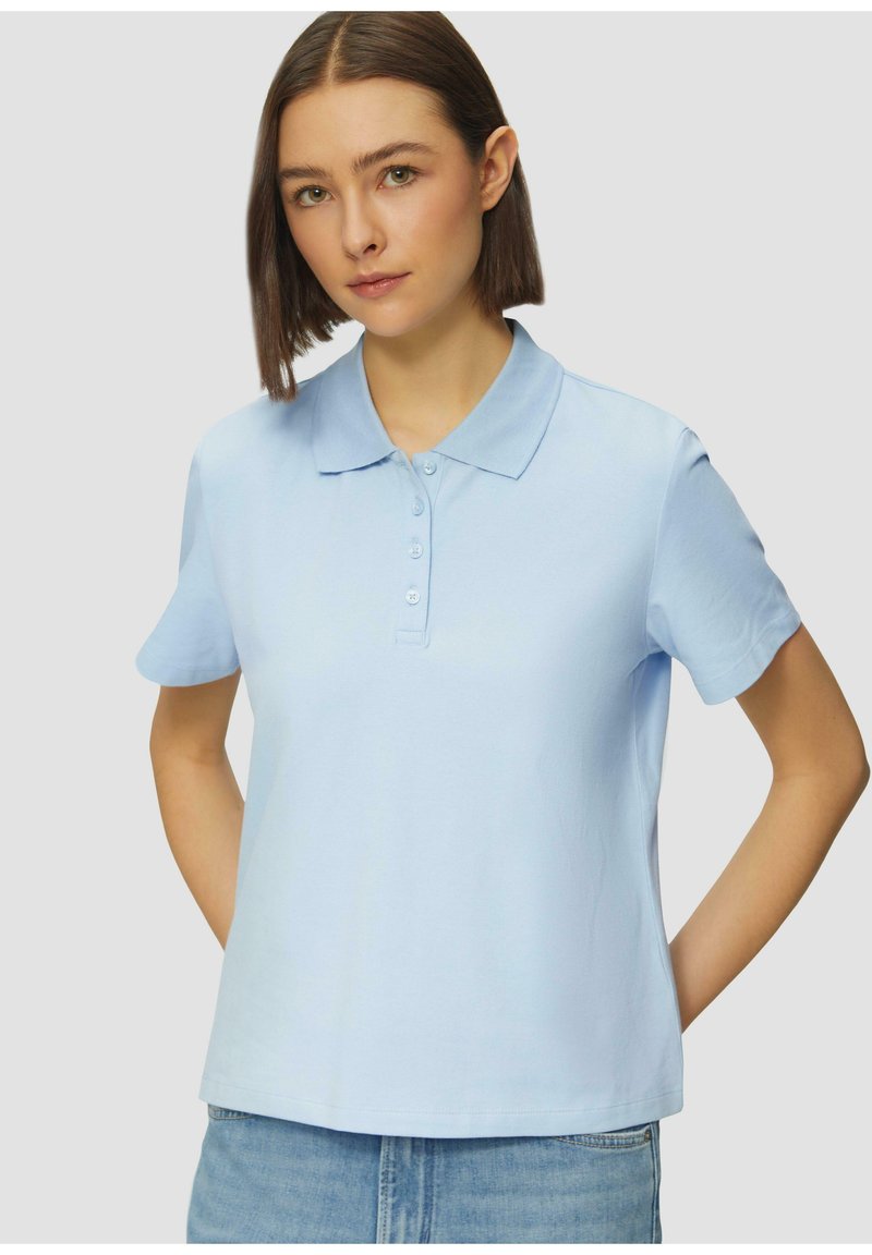 Lichtblauw poloshirt gemaakt van zacht materiaal, voorzien van een klassieke kraag en een vijfknops sluiting, met korte mouwen en een relaxte pasvorm.