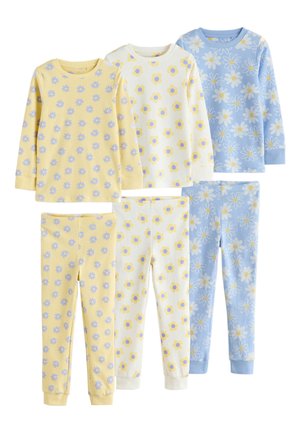 Tres conjuntos de pijamas infantiles de manga larga con patrones florales en colores amarillo, blanco y azul; cada conjunto incluye la parte superior y pantalones.