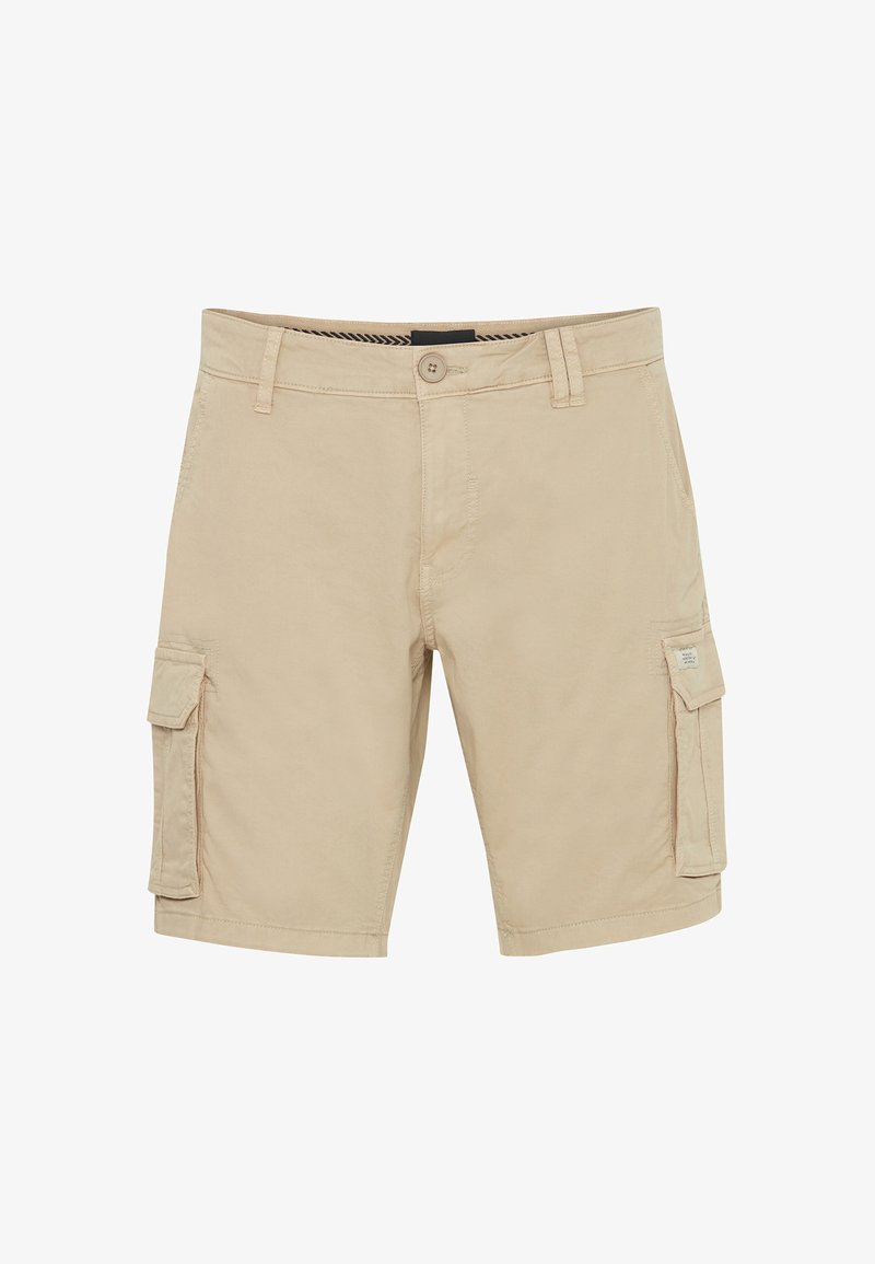 Short cargo beige longueur genou avec passants de ceinture, bouton et fermeture éclair devant, et poches à rabat sur les deux cuisses.