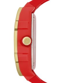 Reloj de plástico rojo con bisel en tono dorado. Presenta una caja rectangular, detalles metálicos y un botón redondo en el lateral. Correa texturizada.