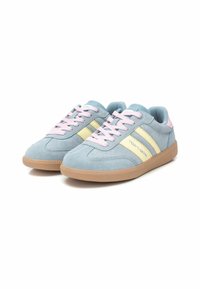 Zapatillas de ante azul con cordones rosas, rayas amarillas y una suela de goma color tostado. Punta redondeada y paneles texturizados. Logo en el lateral.