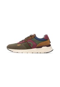 Zapatillas verdes y marrones con paneles de cuero y ante multicolores, con diseño de cordones, acentos texturizados y suela blanca gruesa.