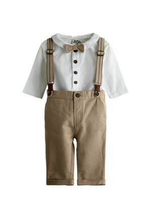 Biele trištvrťové tričko s tromi hnedými gombíkmi, béžové nohavice s vyhrnutými lemami, pruhované traky a zladený béžový motýlik pre dojča vo veku 0-3 mesiace.