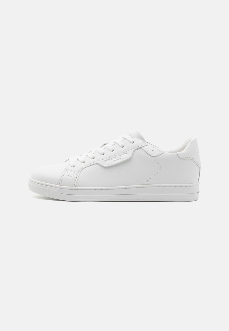 Hvit lær sneakers med avrundet tå, seks snøring øyer, flate lisser og minimalistisk design. Har en liten logo på siden.