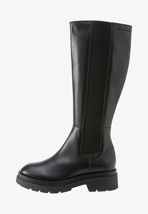 Zwarte lederen laars tot aan de knie met een dikke zool, elastisch zijpaneel en een subtiel "Marc O'Polo"-logo vlakbij de bovenrand.