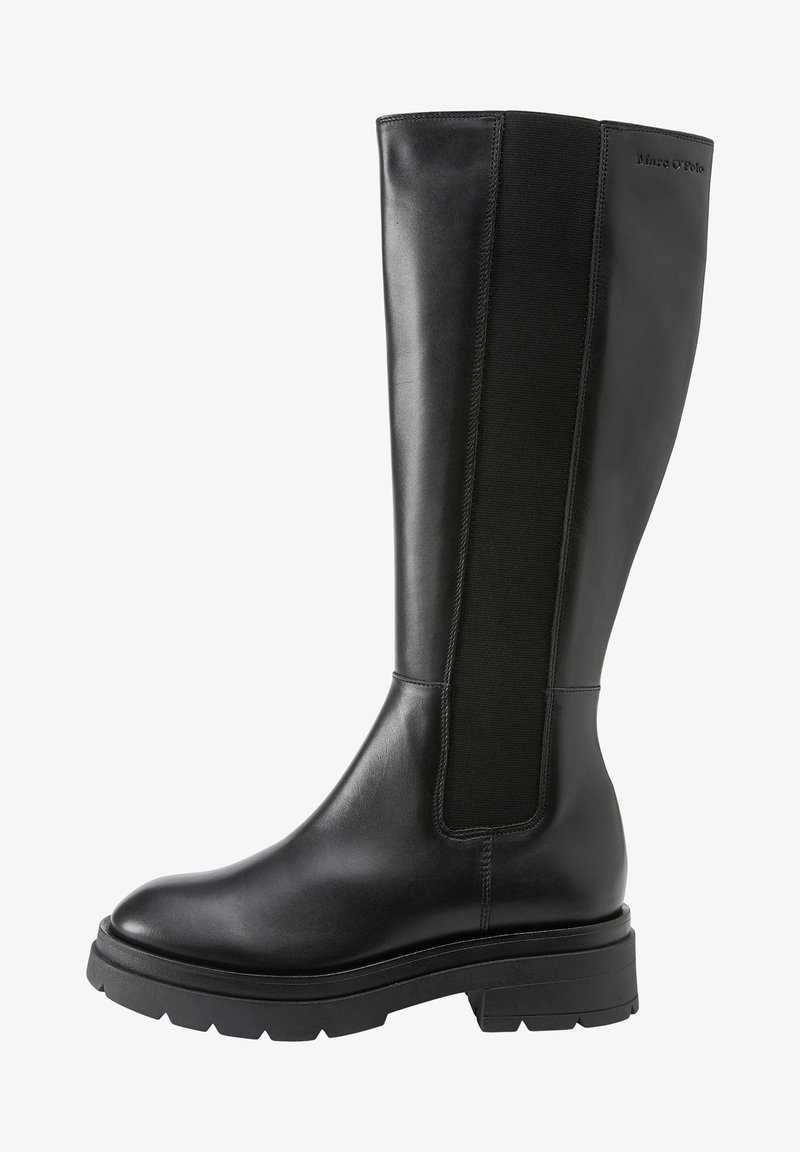 Botte en cuir noire montant jusqu'au genou avec semelle épaisse, panneau latéral élastique et logo subtil "Marc O'Polo" près du bord supérieur.