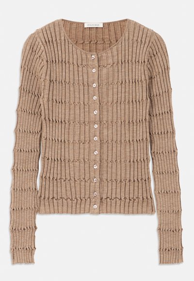 Béžový rebrovaný cardigan vyrobený z mäkkej tkaniny, s okrúhlym výstrihom a zapínaním na gombíky, s textúrovaným vzorom a dlhými rukávmi.