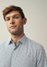 Next EASY IRON PRINTED OXFORD REGULAR FIT - Marškiniai - white navy blue geometric