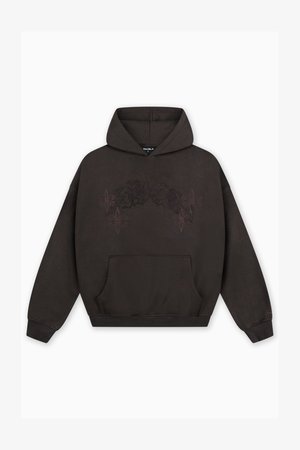 Donkerbruine hoodie met een voorzak. Heeft een subtiel ontwerp van kanten patronen en fleur-de-lis in een donkerdere tint. Zachte textuur.