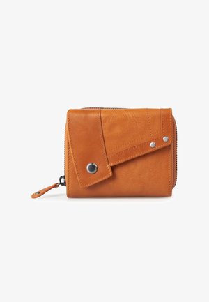 Compacte lichtbruine leren portemonnee met ritssluiting, drukknoopsluitingen en decoratieve stiksels op een witte achtergrond.