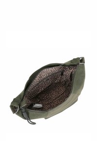 Borsa verde con chiusura a zip, realizzata in materiale morbido. L'interno presenta un tessuto marrone foderato con un motivo a pois rosa chiaro.