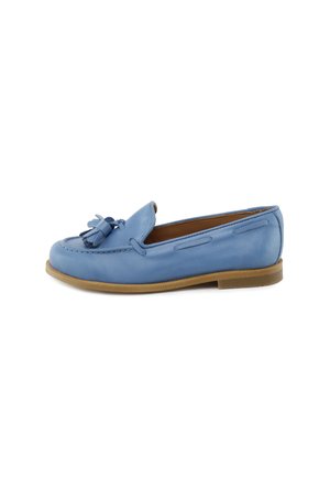 Mocasín de cuero azul claro con detalle de borla, suela marrón claro y tacón bajo, mostrado de perfil sobre fondo blanco.