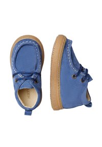 Scarpe di camoscio blu con suole in gomma marrone chiaro. Presentano una punta arrotondata, lacci blu e cuciture bianche a contrasto lungo i bordi.