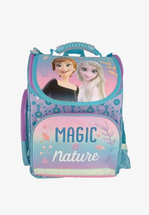 Rucksack mit einem pink-blauen Farbverlauf und zwei Charakterporträts. Der Schriftzug "MAGIE DER NATUR" und florale Akzente. Hergestellt aus strapazierfähigem Material.