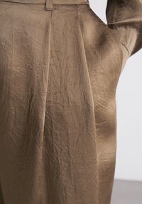 Marc O'Polo PLEATED STYLE WELT POCKETS - Stoffhose - melted nougat