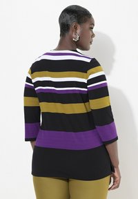 Randig topp med svarta, lila, olivgröna och vita horisontella band, 3/4 ärmar och rundad halsringning. Slät textur.