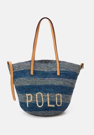 Blauw- en grijsgestreepte geweven draagtas met lichtbruine leren handvatten en "POLO" in beige geborduurd aan de voorkant.