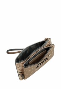 Bolso de mano beige estampado con una textura suave y compartimentos dobles con cremallera, que presenta una correa de piel y acentos metálicos.