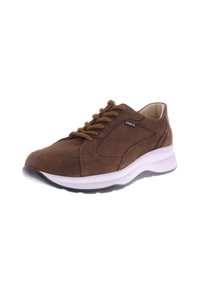 Braune Leder-Sneaker mit dicker weißer Sohle und braunen Schnürsenkeln, seitliches Logo-Tag mit der Bezeichnung "FINNCO", leicht schräg auf weißem Hintergrund dargestellt.