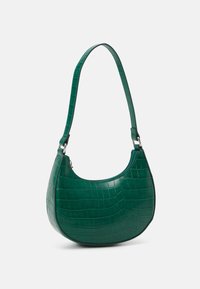 Grön faux krokodilskinn axelväska med en böjd form, slät textur, justerbar rem och silverdetaljer.