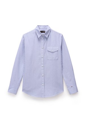 Camicia a righe blu e bianca, realizzata in tessuto con una consistenza liscia. Presenta una tasca sul petto e maniche lunghe con polsini abbottonati.