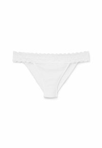 String blanc en coton avec une ceinture en dentelle décorative présentant des motifs floraux et des bords en scallop. Texture lisse et design classique.