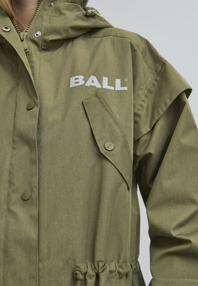 Olīvu zaļš mētelis ar kapuci, spiedpogām un regulējamu auklu. Uz krūtīm ir balts logo "BALL". Tekstūrēta auduma.