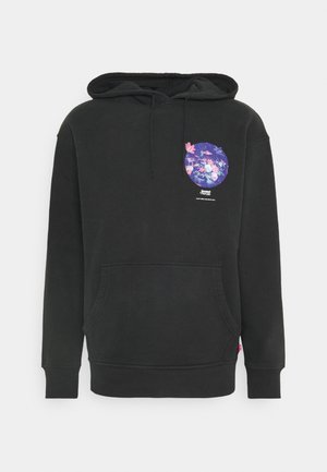 Sudadera con capucha negra, bolsillo canguro en la parte delantera y un gráfico circular floral colorido en el lado izquierdo del pecho.