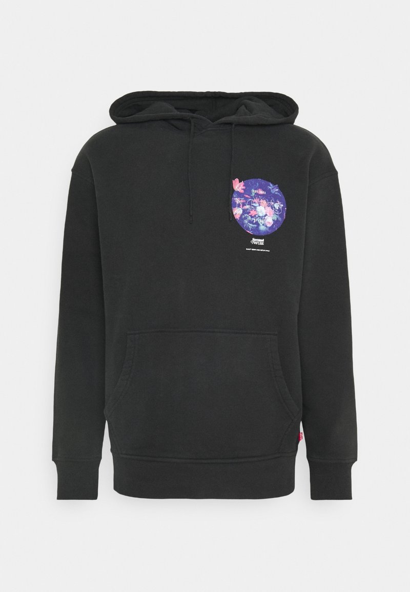 Sudadera con capucha negra, bolsillo canguro en la parte delantera y un gráfico circular floral colorido en el lado izquierdo del pecho.
