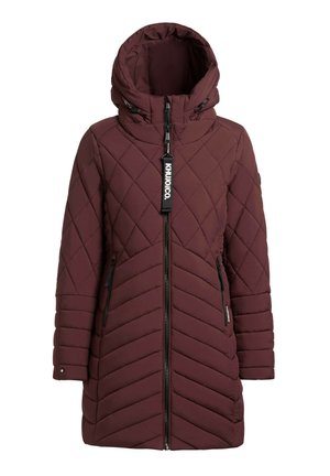 Cappotto trapuntato granata con cappuccio, caratterizzato da cuciture diagonali, una cerniera frontale e due tasche laterali con cerniera. Il tessuto appare liscio e leggero.
