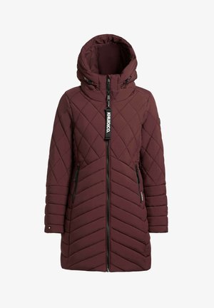 Manteau matelassé bordeaux avec capuche, présentant des coutures diagonales, une fermeture éclair à l'avant et deux poches latérales zippées. Le tissu semble lisse et léger.