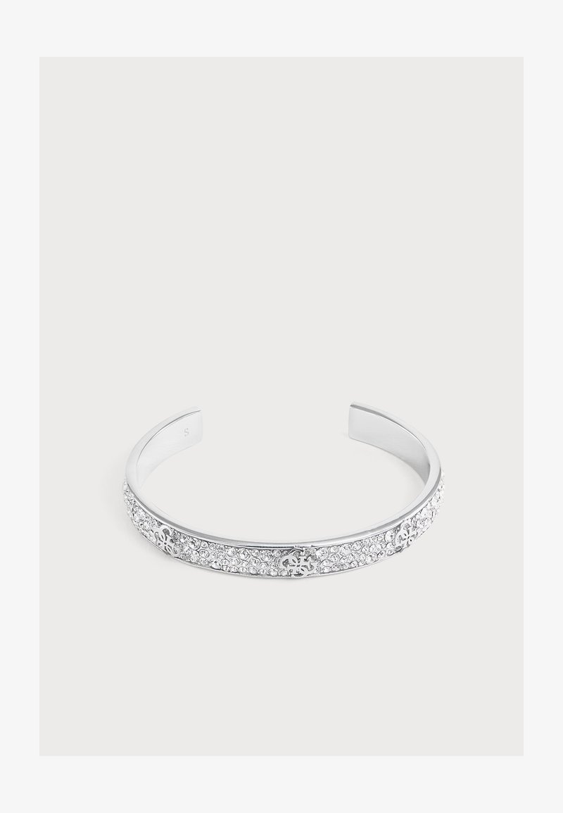 Bracelet manchette en argent orné de multiples petits cristaux clairs et d'accents métalliques décoratifs en forme de fleurs sur un fond uni.